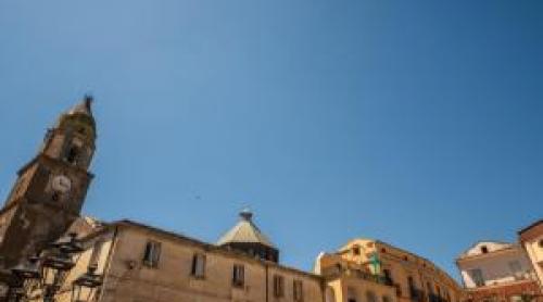 Satul din Italia construit în craterul unui vulcan stins. Toamna, mii de turişti vin la festivalul castanelor