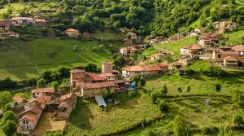 Satul în care mai trăieşte un singur bătrân. Refuză să plece la oraş şi îşi face cumpărăturile o dată pe lună
