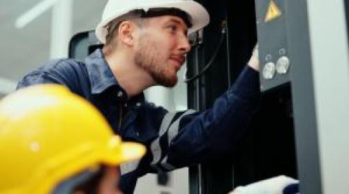 Se caută de urgenţă electricieni şi zidari. Ţara în care se plătesc salarii şi de 7.000 de euro