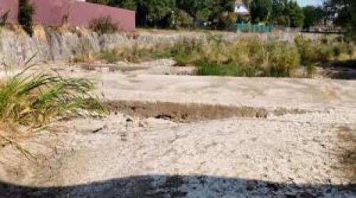 Seceta face prăpăd în vestul ţării: râurile s au transformat în simple poteci