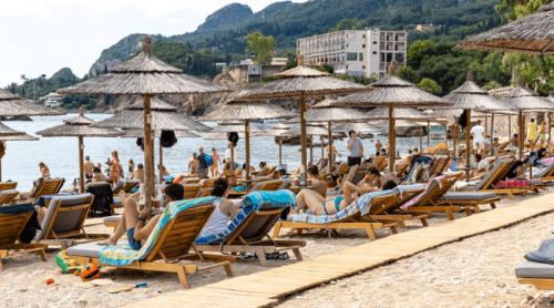Secretul pe care mulți turiști îl află abia în Grecia: cum poți sta pe șezlong fără să plătești pentru el