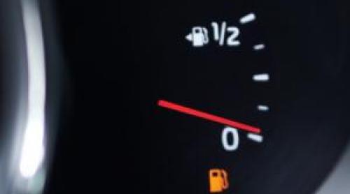 Şoferii, avertizaţi să nu mai meargă cu martorul de carburant aprins. Riscă reparaţii de mii de lei