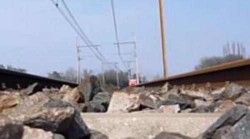 Tânără de 19 ani, acroşată de tren în Mangalia. Avea căștile în urechi și nu a auzit locomotiva