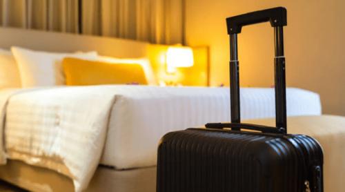 Turist cazat la un hotel de cinci stele, revoltat după ce i s a cerut să vorbească și să râdă mai încet