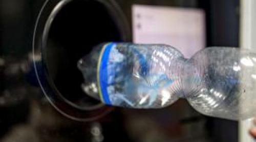 Un bărbat a reciclat peste 1 milion de PET uri, timp de 10 ani. Câți bani a făcut