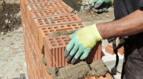 Un medic oncolog lucrează în construcții ca necalificat. Motivul paradoxal pentru care acesta nu poate profesa