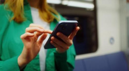 A apăsat pe WhatsApp și s a trezit cu un credit de 29.000 de lei. Cum ajung escrocii să preia controlul telefonului