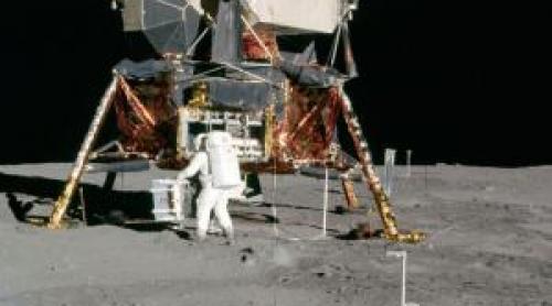 A cumpărat cu 995 de $ un obiect ajuns pe Lună, apoi l a vândut cu 1,8 milioane. NASA a dat o în judecată