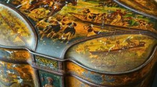 A făcut ordine şi a găsit o cutie de biscuiţi ascunsă de soţ acum 50 de ani. Descoperirea i a schimbat viaţa
