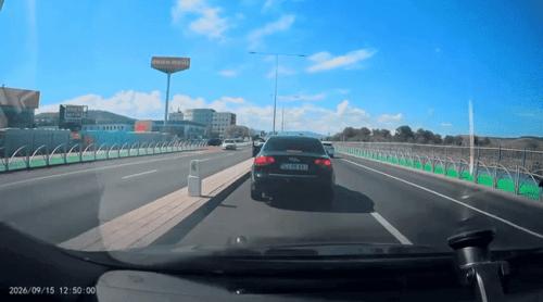 Accident inexplicabil pe un drum din Cluj. Un tânăr a coborât brusc din mașină şi a traversat printre maşini, fiind izbit în plin