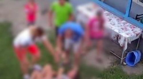 Adolescentă de 14 ani, bătută de o vecină chiar sub ochii tatălui în curtea casei din Iaşi