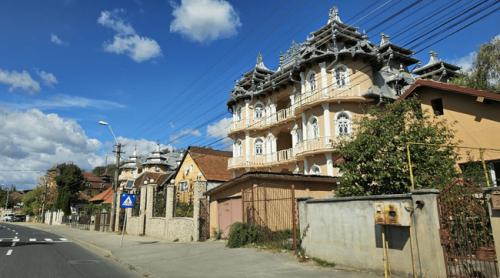 „Arhitectură japoneză comandată de pe Temu”. Cum au cucerit Balcanii palatele cu turnulețe ridicate în România
