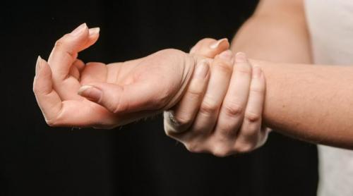 Artrita reumatoidă: cum începe boala, care sunt primele simptome și cum se tratează