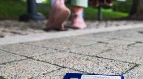 Au făcut cumpărături online de 1.900 de lei cu un card găsit pe stradă, în Teiuş. Cui îi aparţineau banii