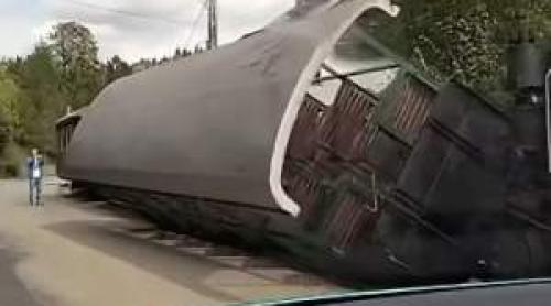 Breaking News! Mocănița Huțulca de la Moldovița a deraiat! Locomotiva a ajuns direct pe carosabil