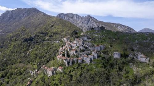 Cătunul în care mai locuiesc mai puțin de 30 de oameni. Este construit pe stâncă, aproape vertical: metoda ingenioasă prin care femeile împiedicau ouăle să cadă
