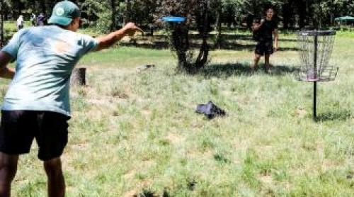 Ce este și cum se practică disc golf. Un sport apărut și în România din 2021. Unde te poți juca în fiecare zi