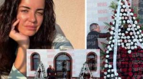 Ce mesaj emoționant au scris copiii Mădălinei Apostol pe coroanele funerare. Cei doi băieți au venit la capelă