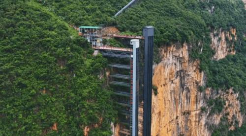 China a construit un lift de 288 de metri pentru copiii unui sat izolat. Mergeau trei ore până la școală, iar acum urcă în doar 50 de secunde