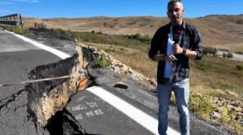Cratere de peste un metru pe Autostrada A10. Una dintre gropi a "înghițit" balizele de semnalizare