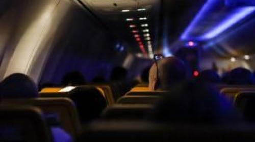 De ce luminile din avion se sting la decolare și aterizare. Motivul care ți ar putea salva viața