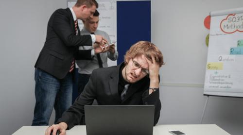 De ce nu muncesc tinerii? Primul job, tot mai greu de obținut. „Companiile cer experiență de la cei care abia intră pe piața muncii”