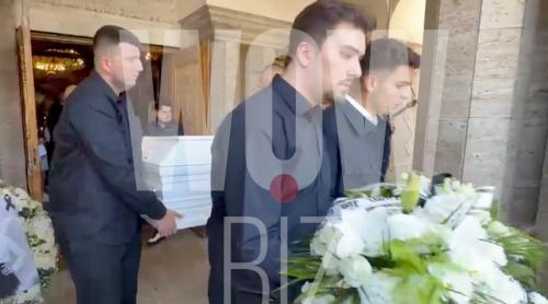 FOTO Durere de nedescris pentru mama Mădălinei Apostol, prăbușită peste sicriul fiicei sale. Trupul ei a fost scos din biserică în compania unei serenade de mariachi