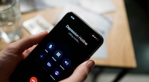 Fraudele telefonice care folosesc numele băncii au crescut cu peste 30% în 2024. Ce date nu se dau niciodată