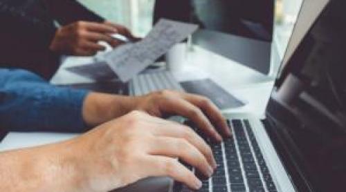 Industria de milioane de euro care schimbă regulile. Angajaţii pleacă din firme pentru salarii de 6 cifre