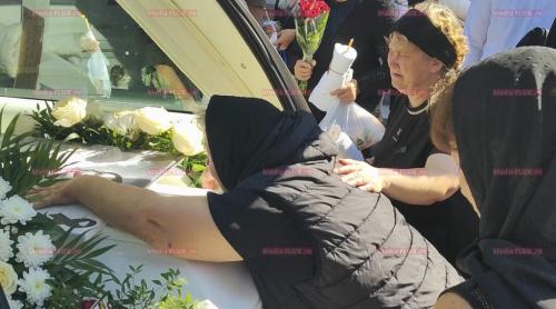 Mama Mădălinei Apostol a leșinat la înmormântare. A fost luată cu ambulanța de la procesiune | Video