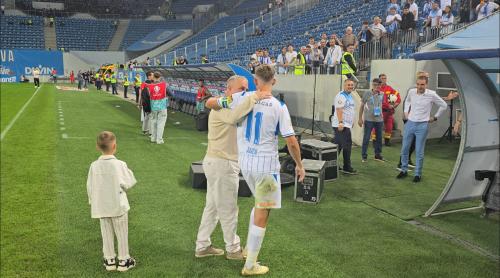 Mihai Rotaru, patronul U Craiova, a sărbătorit pe gazon victoria 5 0 cu FCSB. Foto