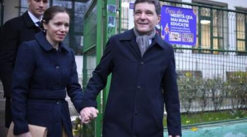 Mirabela Grădinaru, apariție elegantă în prima zi de școală a celor doi copii. Ce ținută a ales partenera lui Nicușor Dan