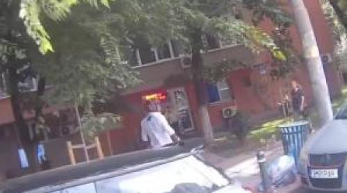 Momentul când un copil este găsit pe banda 1 a unui bulevard circulat. Scuterist: "Mama stătea pe TikTok"