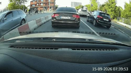 Momentul în care un stâlp se prăbușește peste un bărbat, pe o stradă în Năvodari