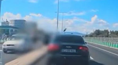 Momentul inexplicabil când un şofer coboară din maşină şi se aruncă în faţa altui vehicul pe o şosea din Cluj