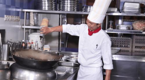 „Nepalezii sunt mai ieftini decât românii”. Declarația unui șef din HoReCa a reaprins dezbaterea despre salarii