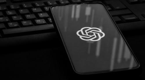 OpenAI angajează sute de contractori care citesc conversații ChatGPT. Date sensibile pot trece de filtru