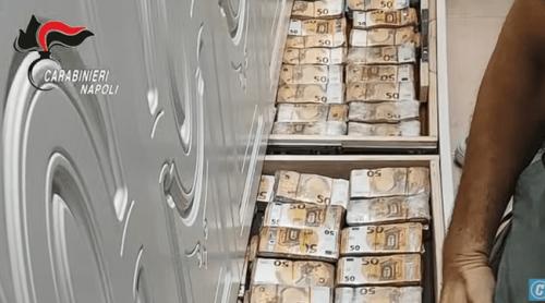 Peste 3,2 milioane de euro, găsiți de carabinieri în pereții unei case din Napoli. Banii, scoși cu gălețile din locuință. 34 de membri ai mafiei italiene au fost arestați