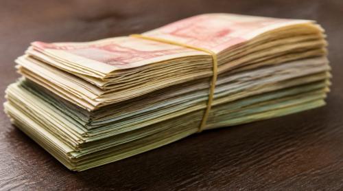 Plățile în numerar în 2026 au plafon de 10.000 de lei la comercianți și 50.000 de lei între persoane fizice