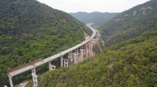 Podul care nu duce nicăieri: gigantul de beton abandonat care a devenit atracție pentru turiștii în căutare de adrenalină