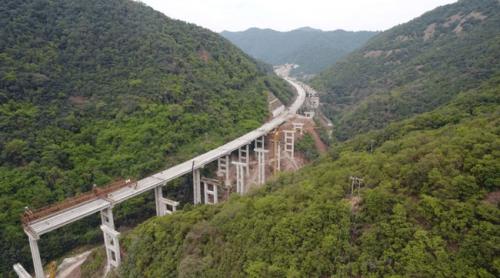Podul gigant care a fost abandonat înainte de a fi terminat. Turiștii vin aici pentru priveliște și adrenalină