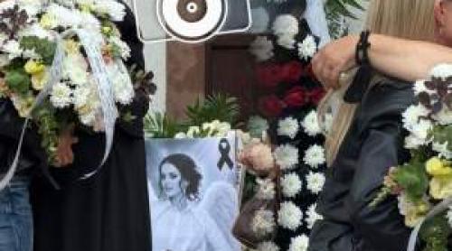 Povestea neștiută a femeii care a apărut la priveghiul Mădălinei Apostol. Este actuala soție a primului soț al vedetei, dar în trecut a avut legătură cu ea