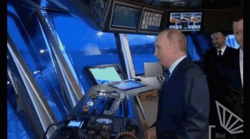 Putin s a făcut de râs la Vladivostok, în timp ce încerca să comunice cu echipajul unui vapor. Scena devenită virală pe internet