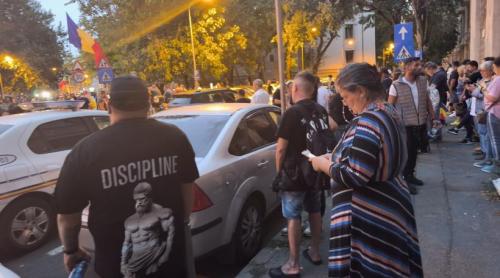 REPORTAJ. Cântec legionar, în așteptarea eliberării lui Georgescu! Revolta din fața Arestului Central: „Muriți cu toți, să scăpăm de toți”