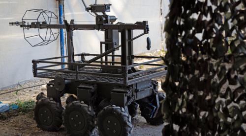 Roboții de război ucraineni, echipați cu microfoane și difuzoare, ascultă trupele ruse și transmit mesaje de îndemn la predare 