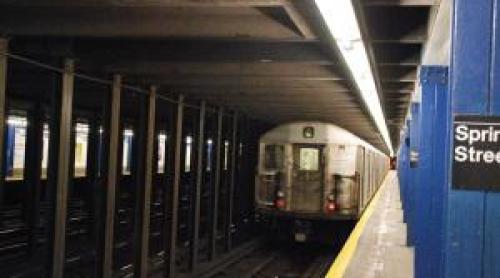 S au aşezat pe şine şi au aşteptat să vină trenul: doi tineri au murit într o staţie de metrou din New York