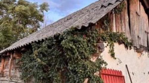Satul în care o casă cu 2 camere se vinde cu 5.500 de euro. Preţul e negociabil cu o condiţie