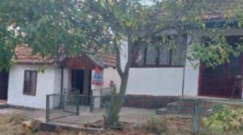Satul în care o gospodărie cu 2 case se vinde la 15.800 €. Se află la 10 km de oraş