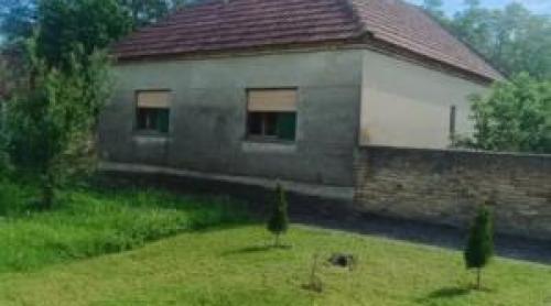 Satul unde 2 case se vând cu 22.000 €. În preț intră și mobilierul