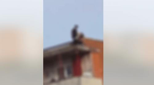 Scene indecente pe acoperișul unui bloc din Oradea. Poliția îi caută pe cei doi protagoniști